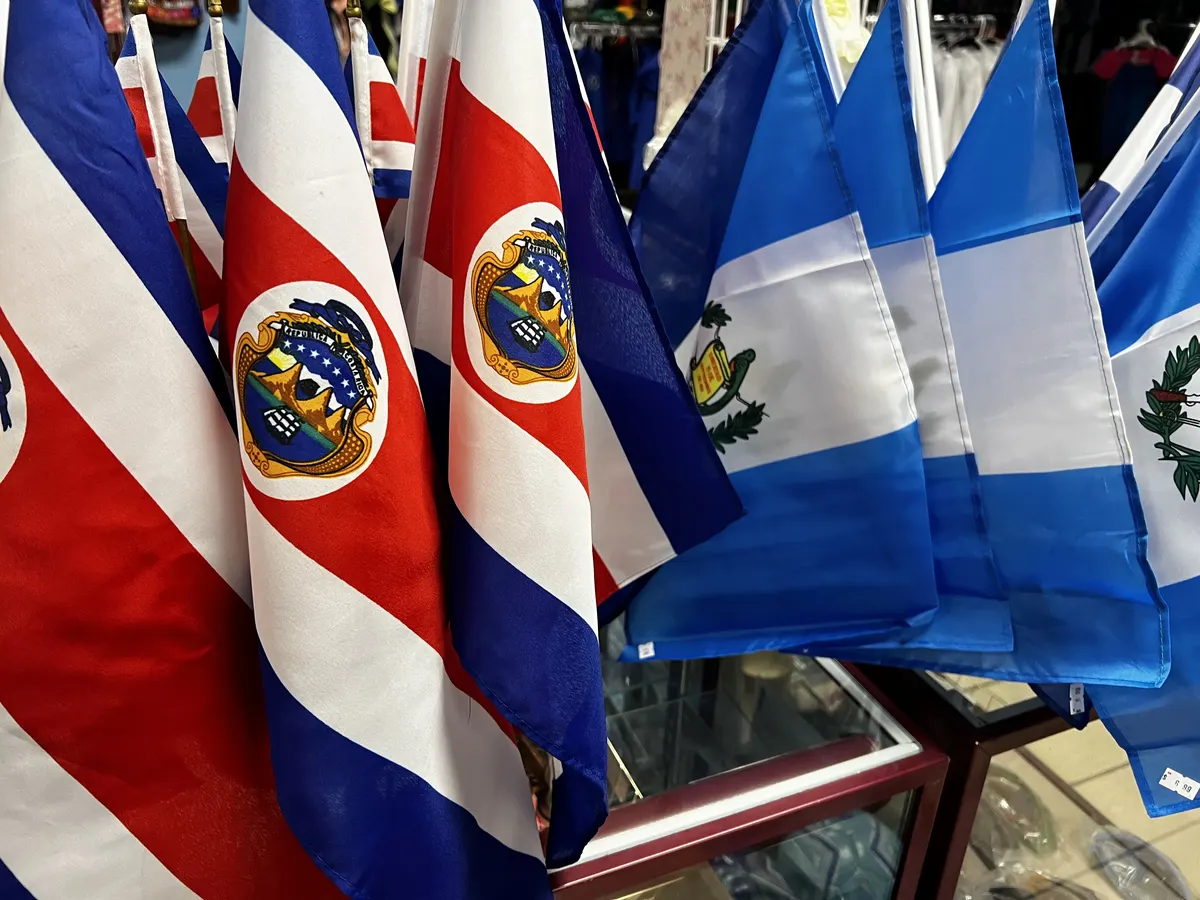 Banderas de países centroamericanos a la venta dentro de la tienda