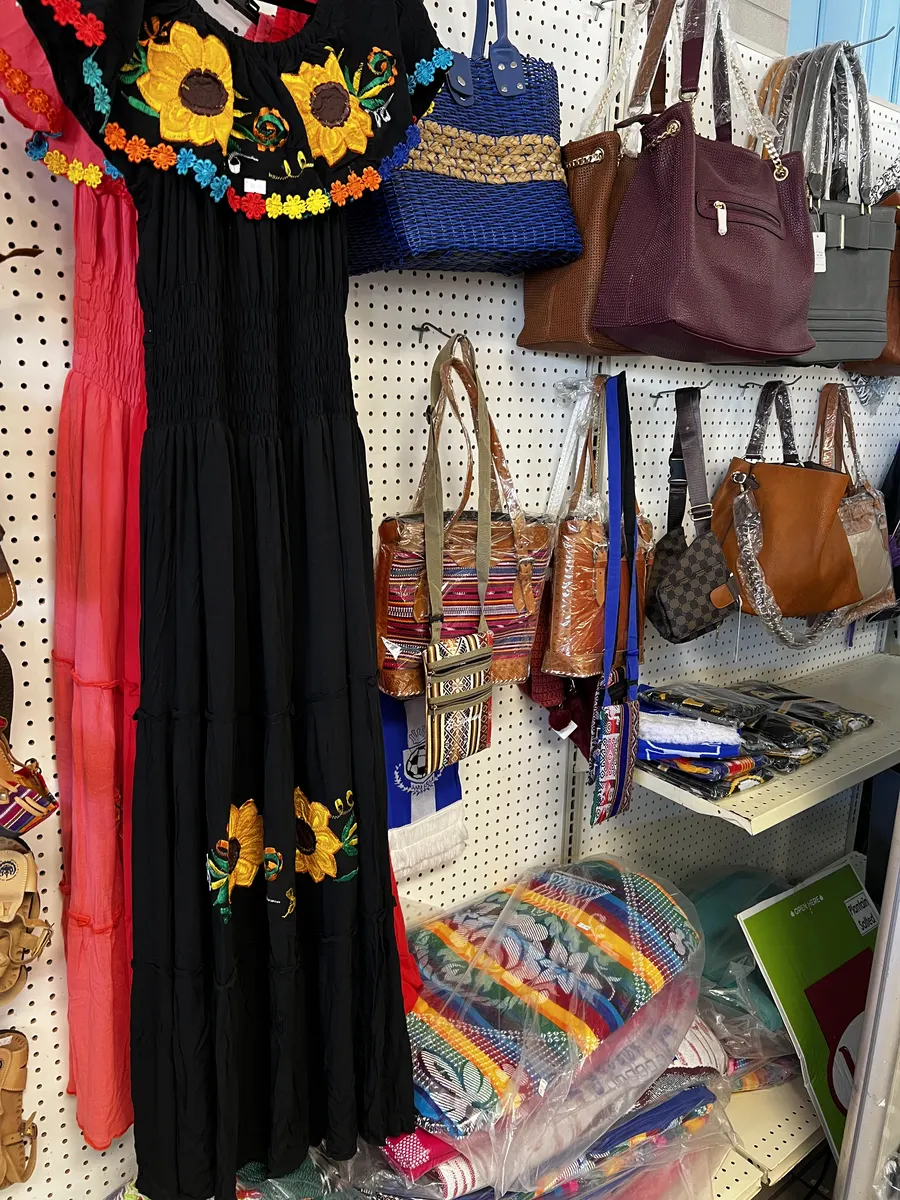 Vestidos y bolsos
